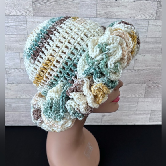 Exaggerated Ruffle Beanie Hat - Picture 2 of 3